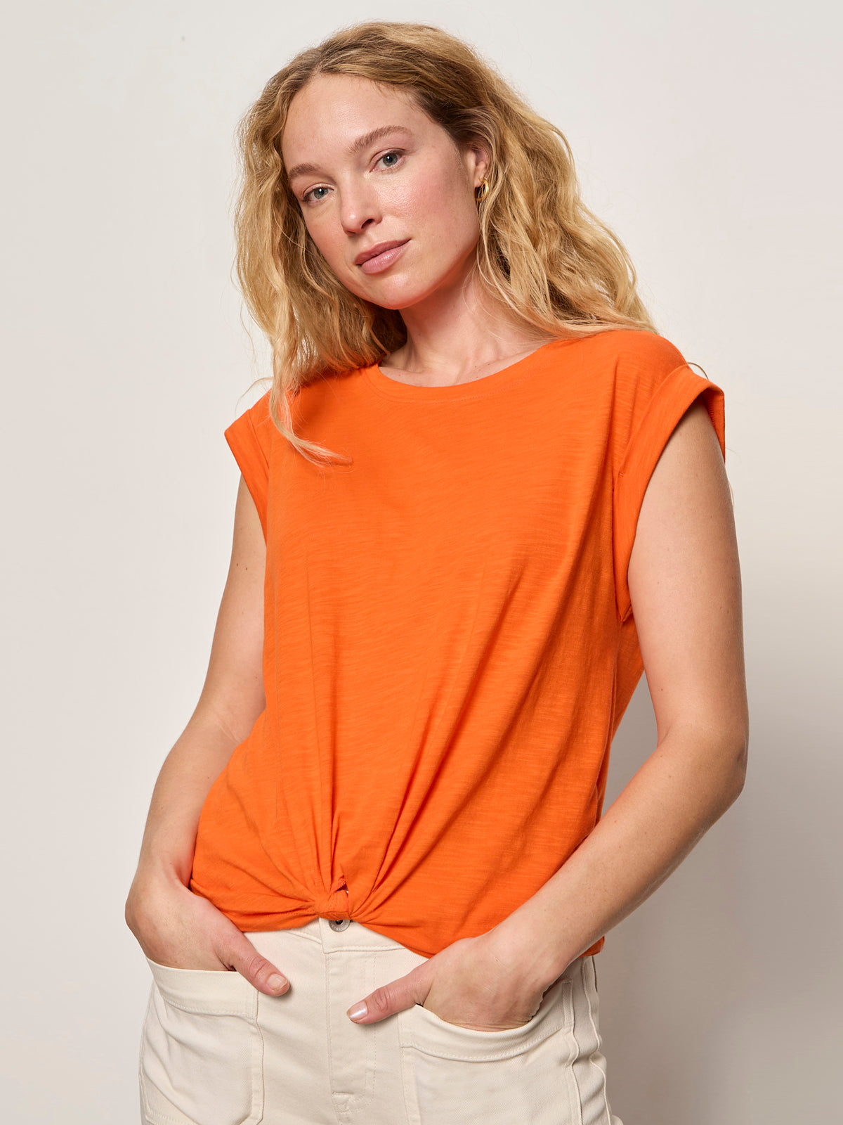 KNOTTED MUSCLE TEE HIBISCUS ORANGE - Sanctuary Clothing
